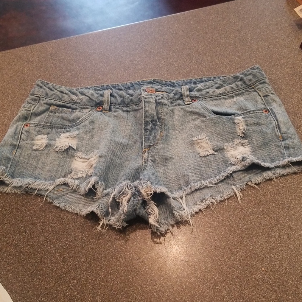 Divided Distressed Short Divided By H & M